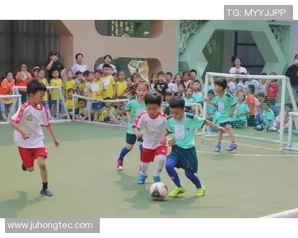 两小孩热情点名心目中的足球明星展现童真与梦想 两小孩热情点名心目中的足球明星展现童真与梦想