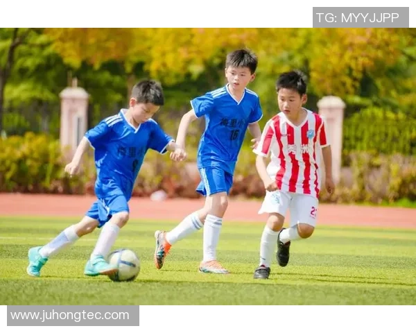 操场足球的魅力与团队精神如何激发青少年成长与友谊 操场足球的魅力与团队精神如何激发青少年成长与友谊